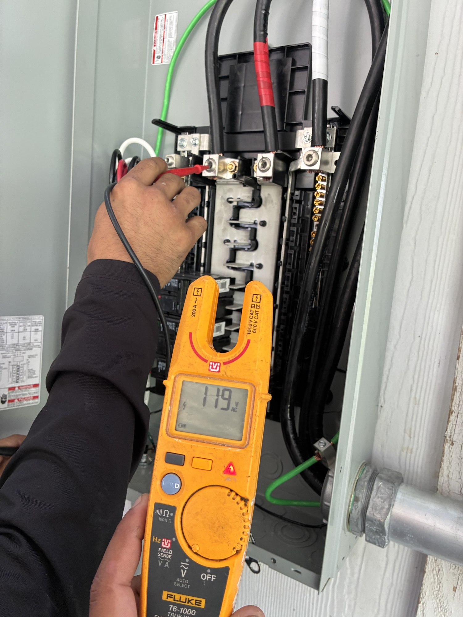 Fluke T6-1000 measuring 119V AC at main service panel